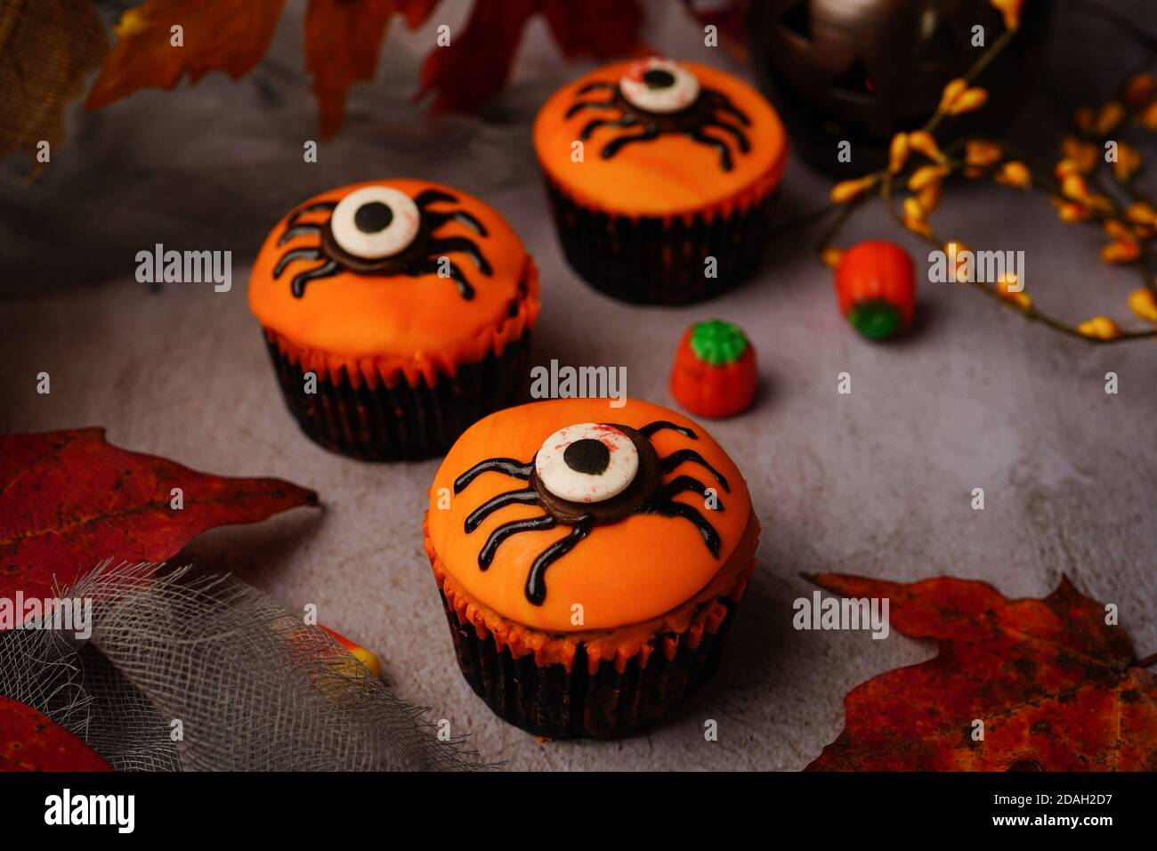 Halloween Spinne Cupcakes in Orange Fondant bedeckt , selektive Fokus  Stockfotografie - Alamy