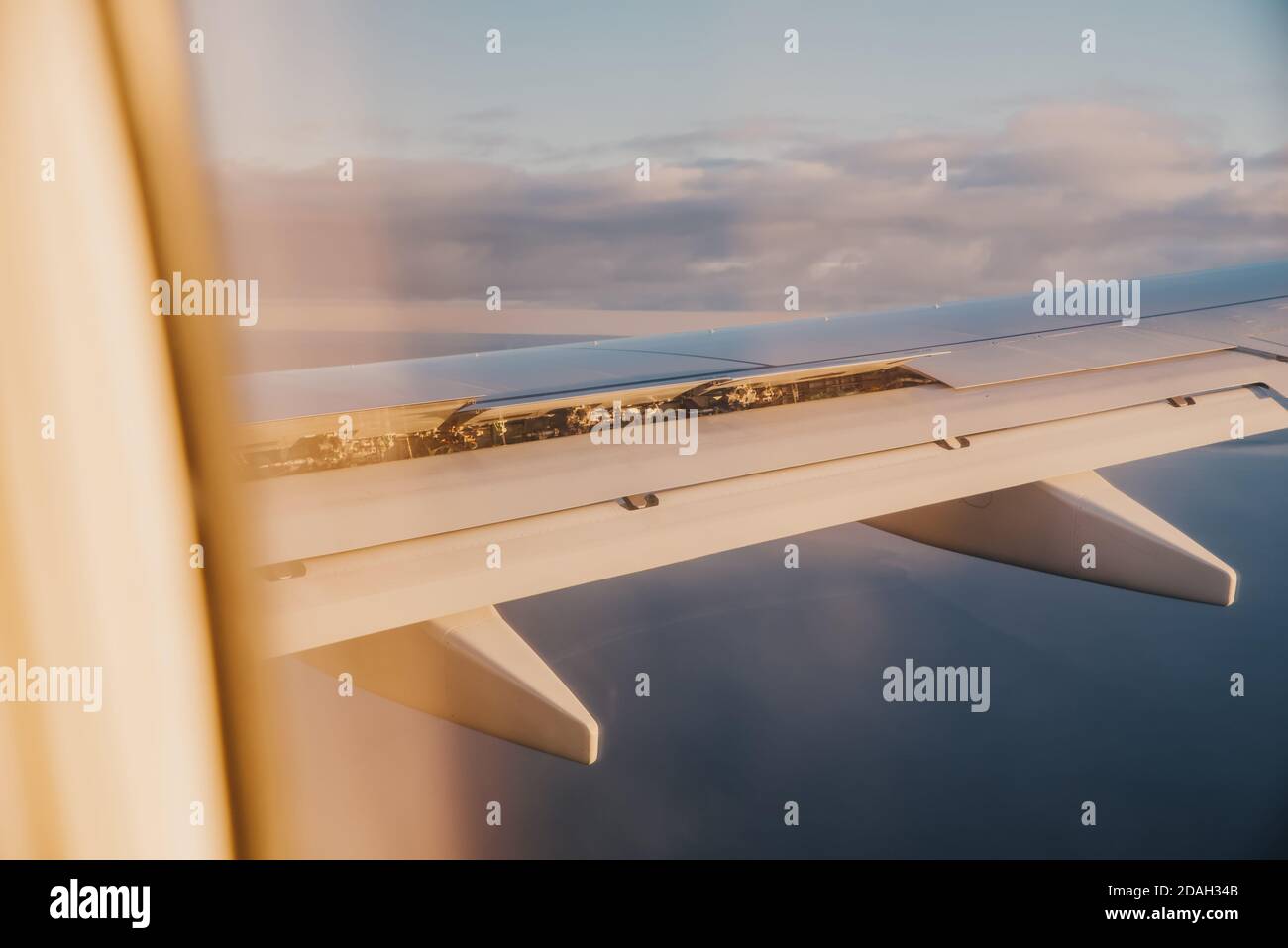 Flugzeuginnenraum mit Fensterblick auf die Ostsee und Wolken. Stockfoto
