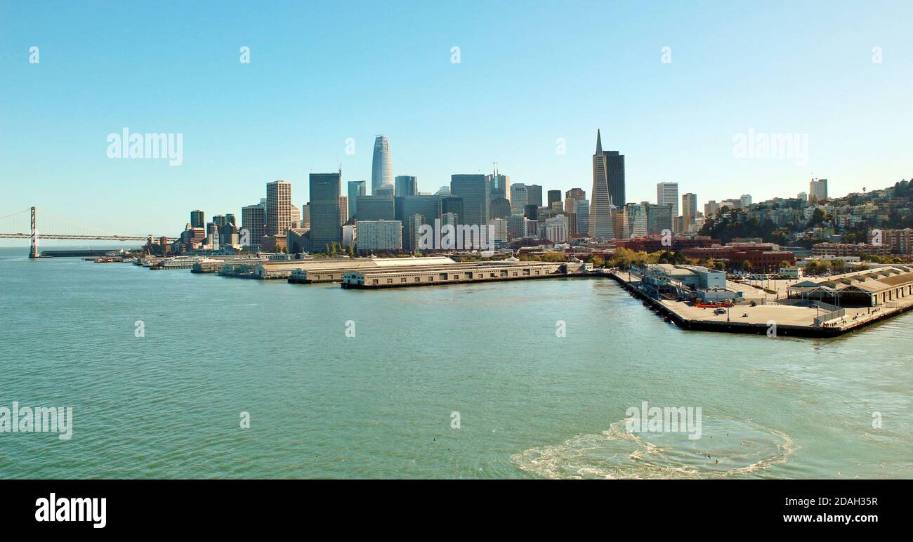 Blick auf die Skyline von San Francisco und das Wasser Stockfoto