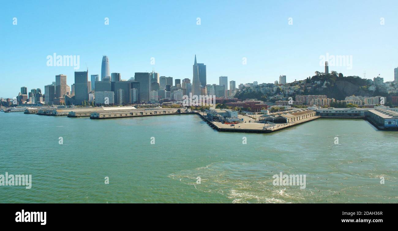 Blick auf die Skyline von San Francisco und das Wasser Stockfoto