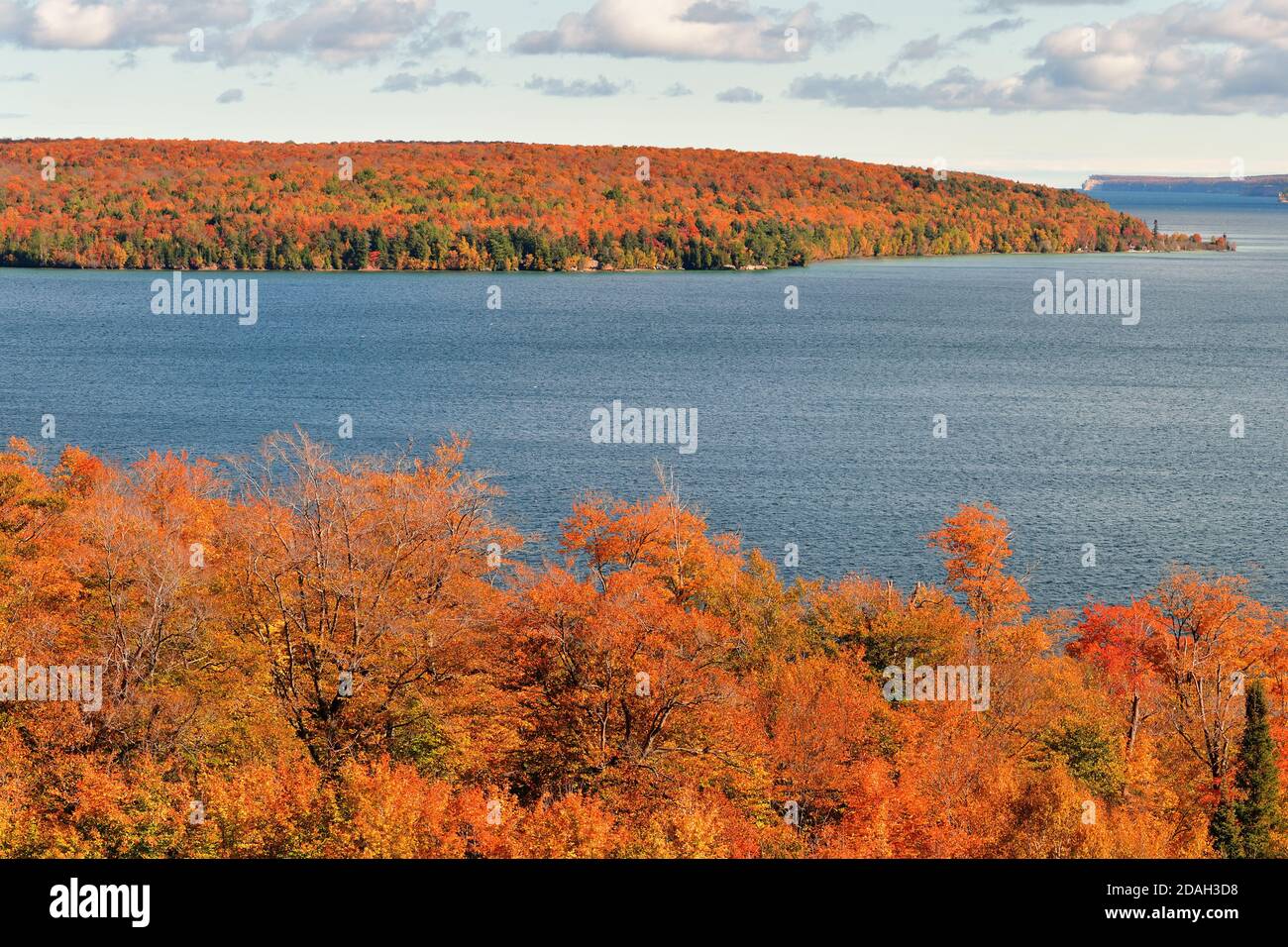 Munising, Michigan, USA. Die Ankunft des Herbstes ist auf der Upper Peninsula von Michigan sowohl auf dem Festland als auch auf Grand Island deutlich zu erkennen. Stockfoto