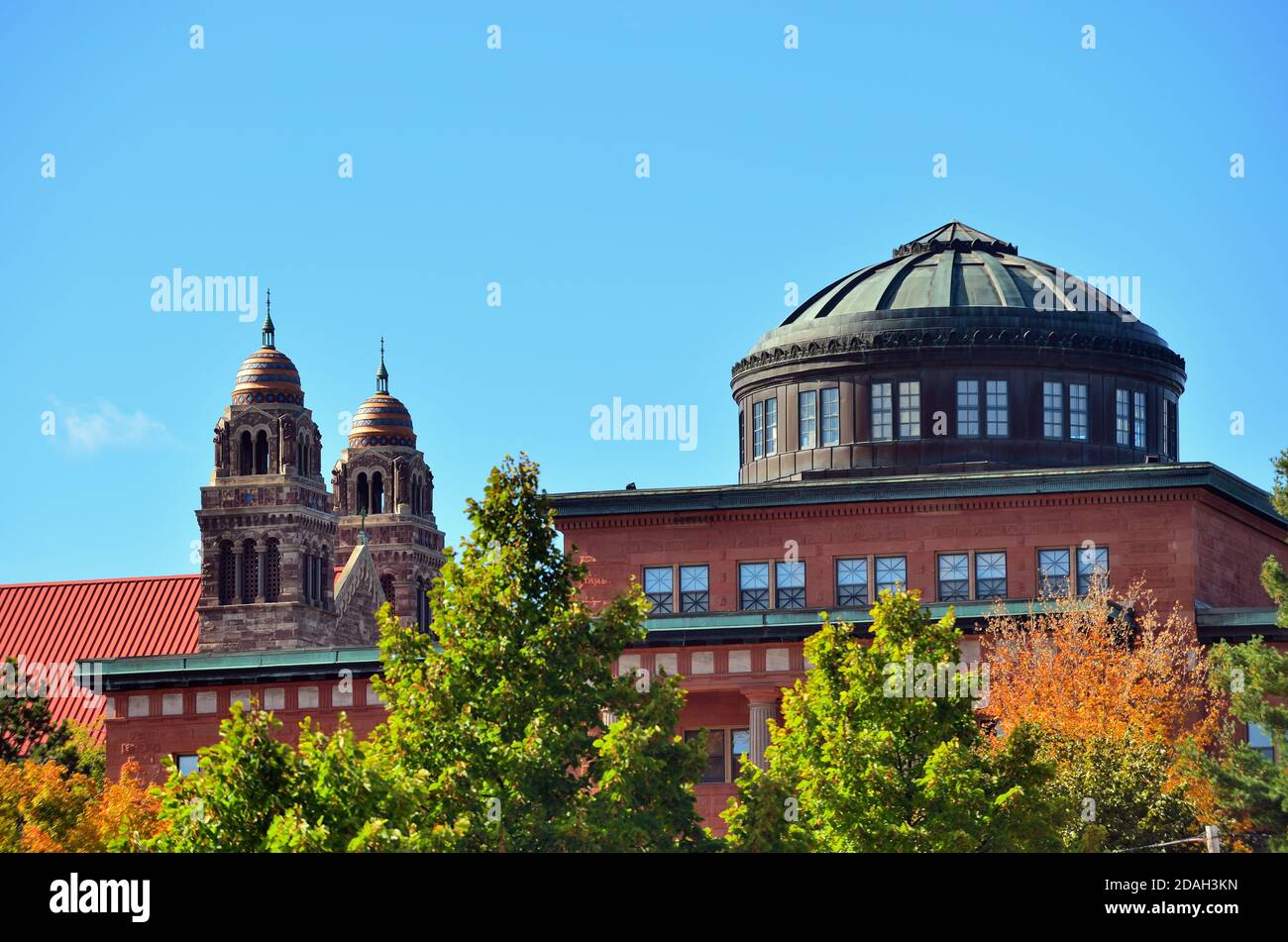 Marquette, Michigan, USA. Zwei berühmte und historische Gebäude erscheinen in der gleichen Szene in der Innenstadt von Marquette, Michigan. Stockfoto