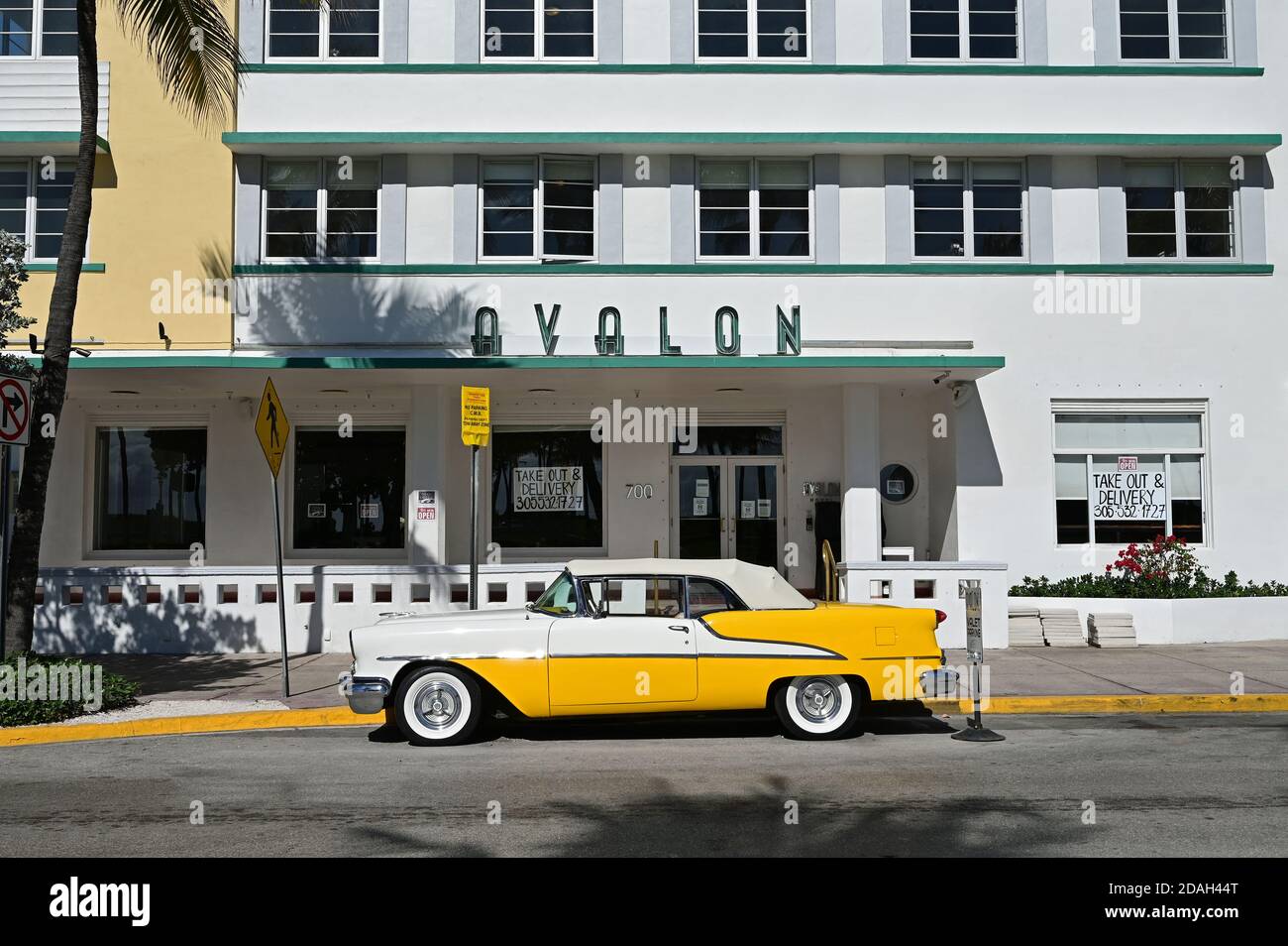 Miami Beach, Florida - 22. März 2020 - Ocean Drive scheint leer zu sein, da Hotels, Restaurants und Strand wegen einer Coronavirus-Pandemie geschlossen wurden. Stockfoto