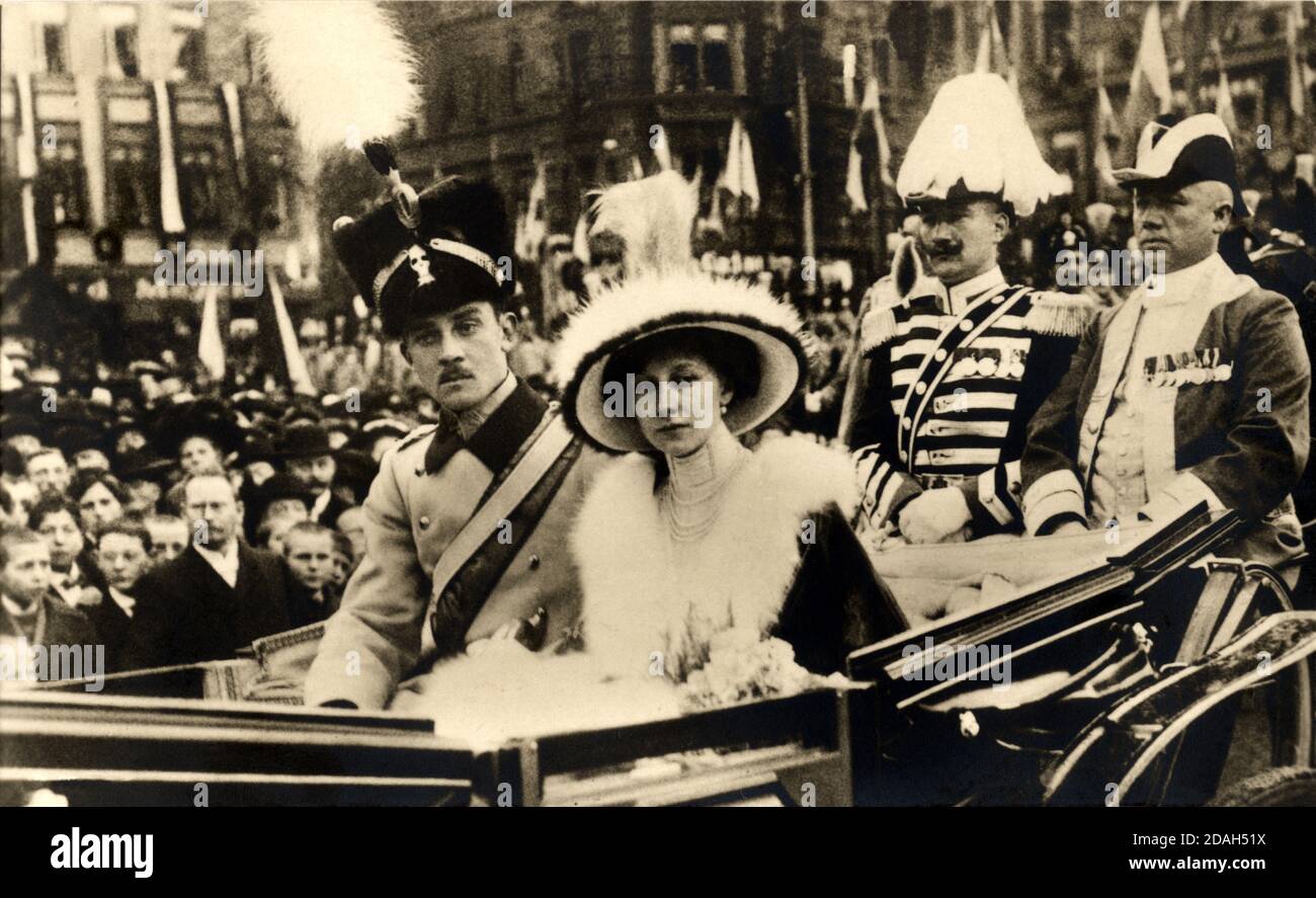 1913, 3. november, Braunschweig, Deutschland: Princesse VICTORIA LOUISE ( Viktoria , 1892 - 1980 ), die einzige Tochter des Kaisers und Königs von Preußen Kaiser WILHELM II. ( Guglielmo II. ) HOHENZOLLERN ( 1859 - 1941 ). Auf diesem Foto mit Ehemann Prinz ERNST AUGUST von Hannover Herzog von BRAUNSCHWEIG ( Braunschweig , 1887 - 1953 ), heiratete den Tag 24 Mai 1913 . Foto von Haeckel . - Germania - Preußen - REALI - KÖNIGSHAUS - nobiltà tedesca - GERMANIA - Adel - Portrait - ritratto - PREUSSEN - Perlen Halskette - collana di perle - perla - Schmuck - Schmuck ---- ARCHIVIO GBB Stockfoto
