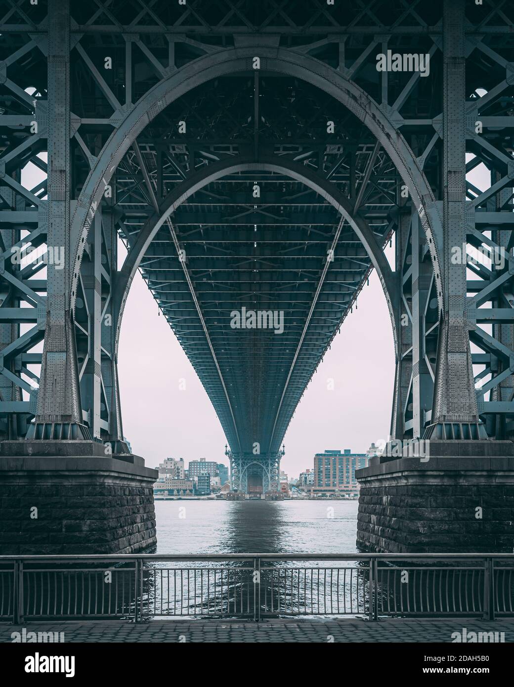 Unter dem Bogen der Williamsburg Bridge, in der Lower East Side, Manhattan, New York City Stockfoto