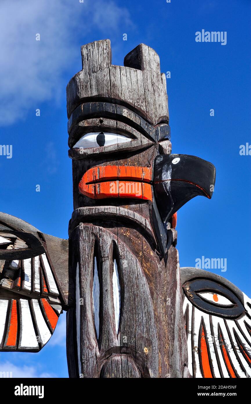 Ein vertikales Bild eines einheimischen Vogeltotem Pol in Jasper Naturpark Alberta Kanada Stockfoto