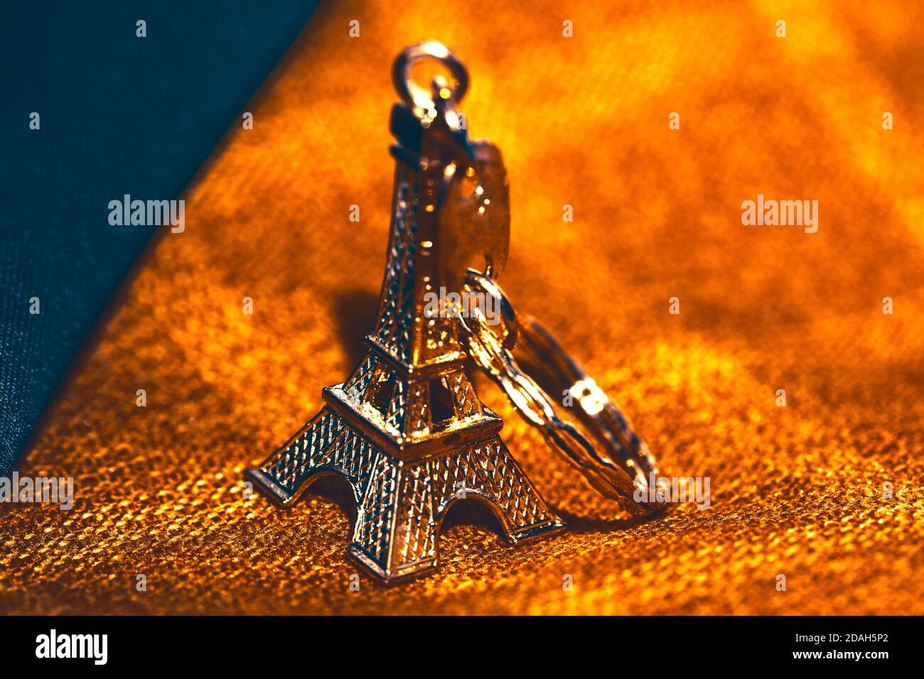 Souvenir aus Frankreich . Miniatur-Eiffelturm . Symbol von Paris Stockfoto