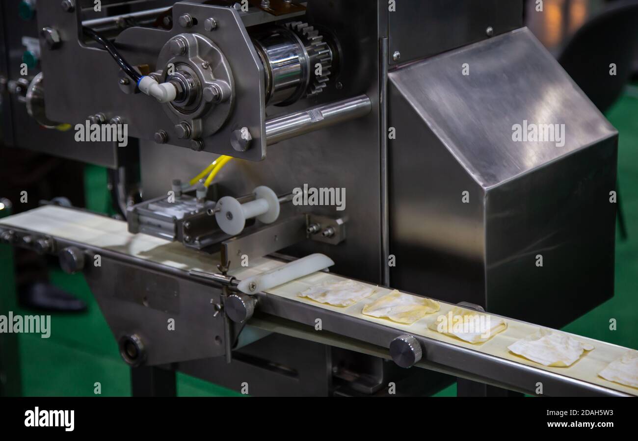Prozess der Teigblech-Pressmaschine in der Lebensmittelindustrie Stockfoto