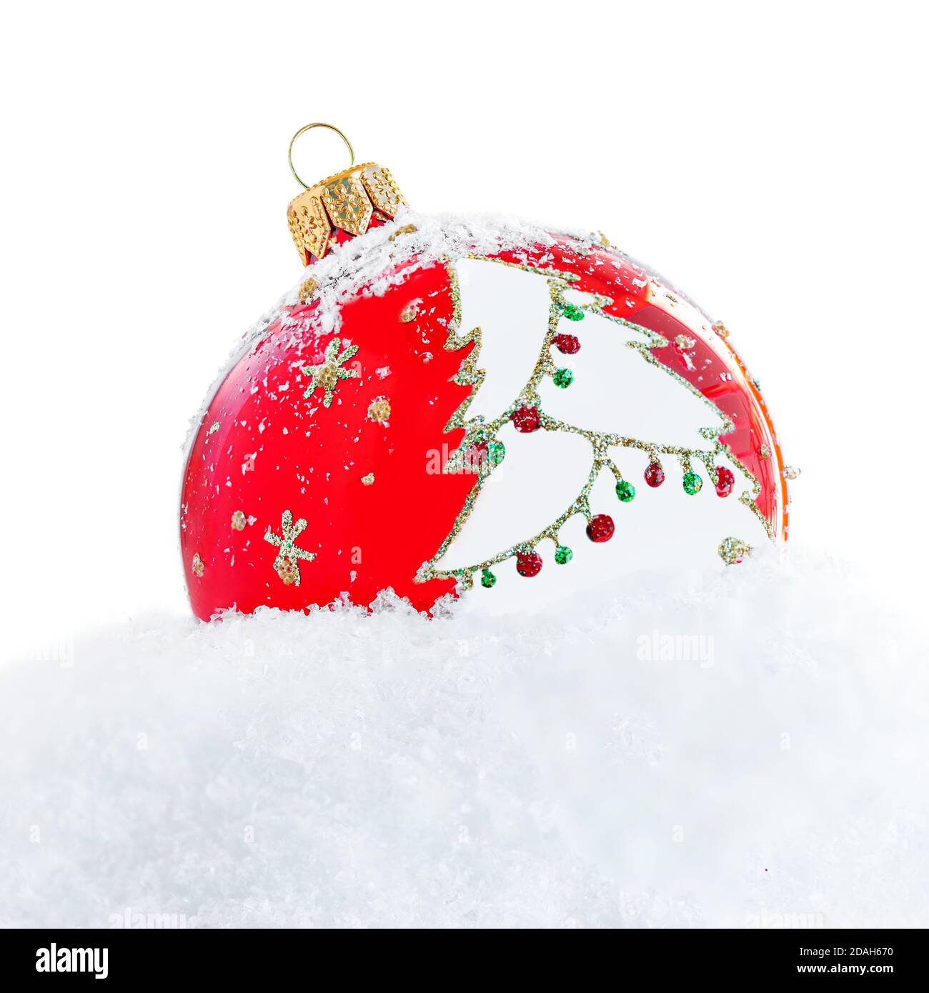 Weihnachten Red Ball mit Tannenbaum Ornament und frostigen Schnee isoliert auf weißem Hintergrund. Weihnachtskarte Stockfoto