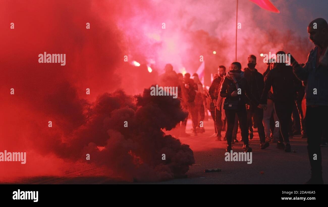 Warschau Polen 11.11.2020 - die Teilnehmer des unabhängigkeitsmarsches brennen rote Fackeln am Dmowski-Kreisverkehr in Warschau. Hochwertige Fotos Stockfoto