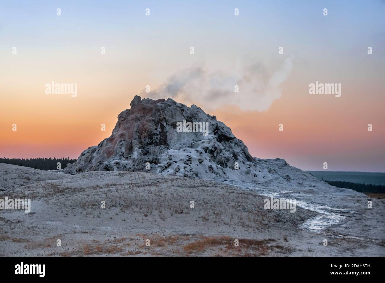 White Dome Geysir bei Sonnenuntergang, Firehole Lake Road im Lower Geyser Basin, Yellowstone National Park Stockfoto