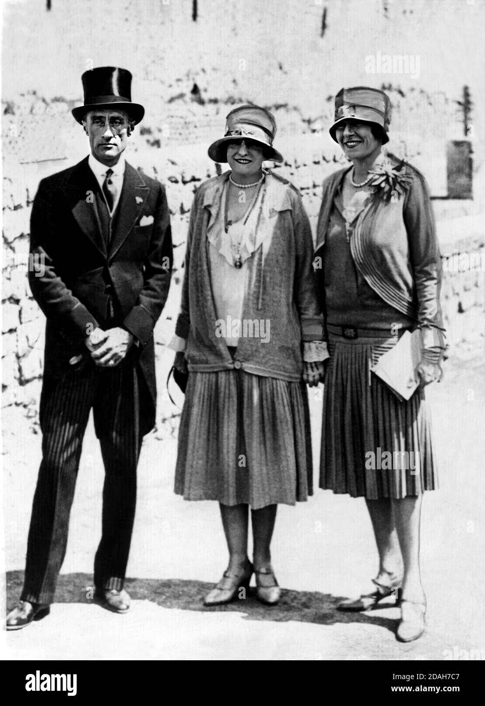 1927 , Mai , Ercolano , NEAPEL , ITALIEN : Der italienische faschistische Gouverneur von Rom Prinz Ludovico SPADA VERALLI POTENZIANI ( 1880 - 1971 ), mit amerikanischen MILLICENT Willson HEARST ( 1882 - 1974 ), Ehefrau des Tycoons und Verleger William Randolph Hearst , und GLADYS KEMP , während eines Besuchs der alten römischen archäologischen Ruinen von Ercolano . Unbekannter Fotograf .- PRINCIPE - Governatore di ROMA - Lodovico - ITALIA - ADEL - NOBILI - Nobiltà ITALIANA - FOTO STORICHE - GESCHICHTE - cronaca mondana - HOHE GESELLSCHAFT - ARCHEOLOGIA . ARCHÄOLOGIE - scavi archeologici - FASCISMO - FASCISTA --- ARCHIVIO GBB Stockfoto