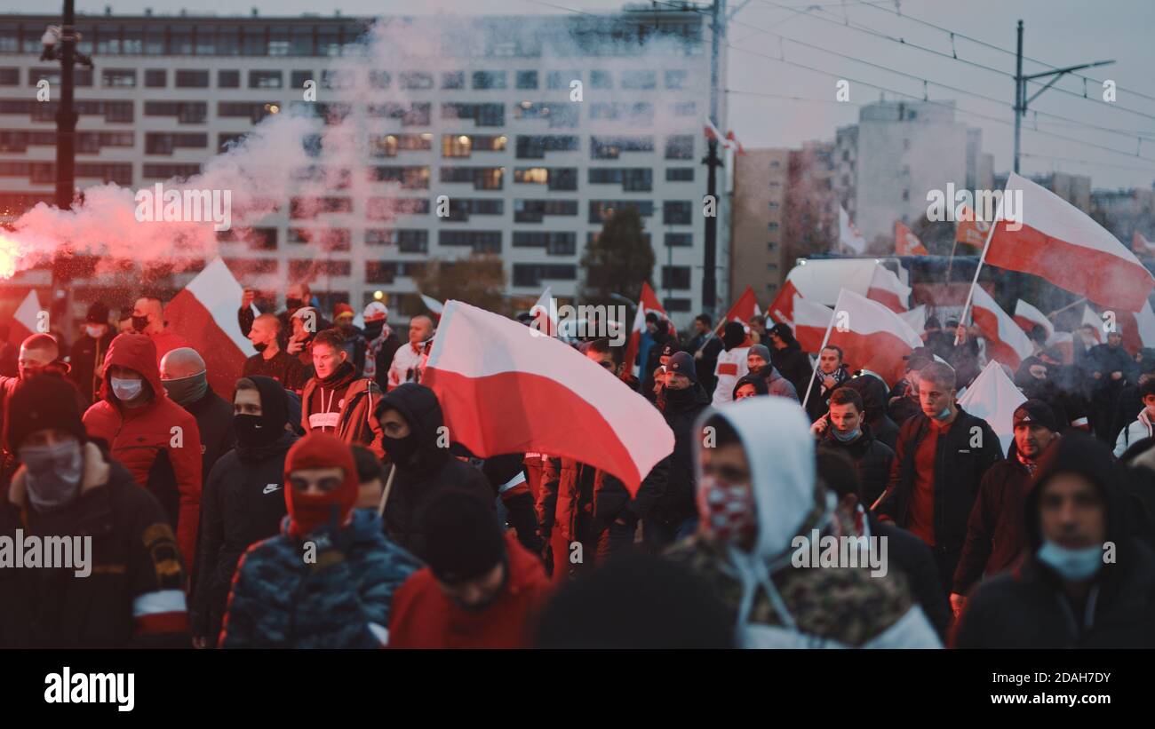 Warschau, Polen 11.11.2020 - Unabhängigkeitstag märz auf 102. Jahrestag in Warschau. Menschenmenge marschiert mit polnischen Fahnen und roten Fackeln. Hochwertige Fotos Stockfoto