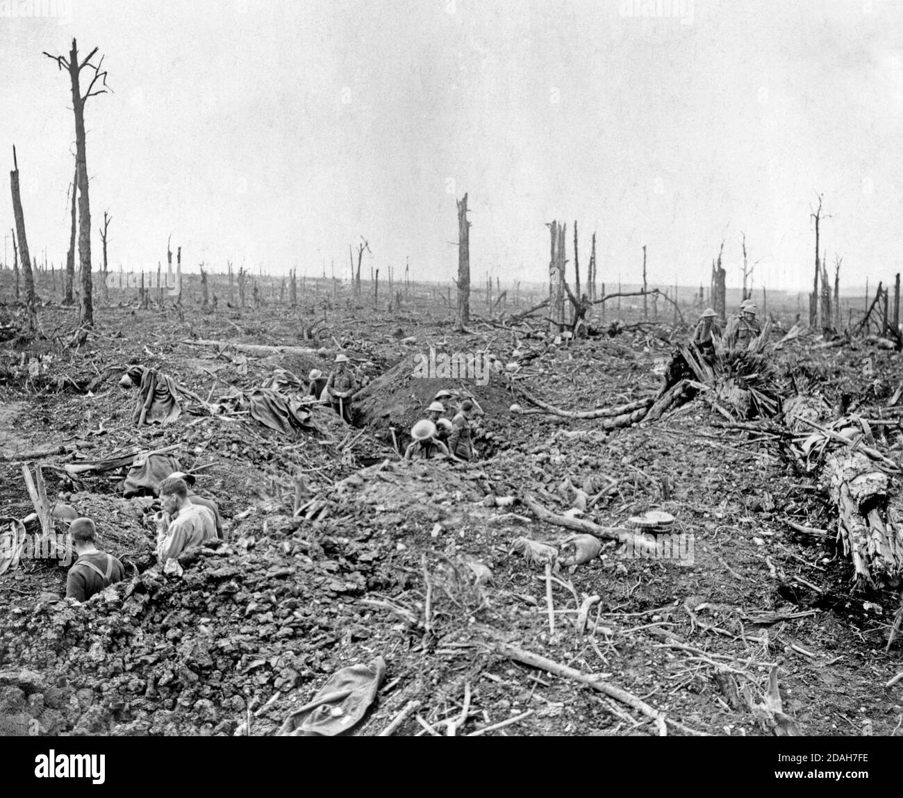Die Schlacht an der Somme, Juli-November 1916 Schlacht am Bazentin Ridge, 14-17. Juli 1916. Soldaten graben einen Kommunikationsgraben durch Delville Wood. Ein Offizier beobachtet aus den Ruinen der Longueval Kirche. Stockfoto