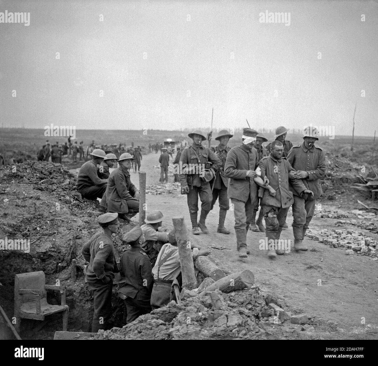 Die Schlacht an der Somme, Juli - November 1916 Schlacht von Guillemont. Britische gunners Beobachten deutsche Kriegsgefangene, Verwundete und sichtlich erschüttert, die nach der Einnahme von Guillemont. Schimpanse Tal, in der Nähe von Montauban. (Guillemont aufgenommen von 16 irischen Abteilung am 3. September 1916). Stockfoto