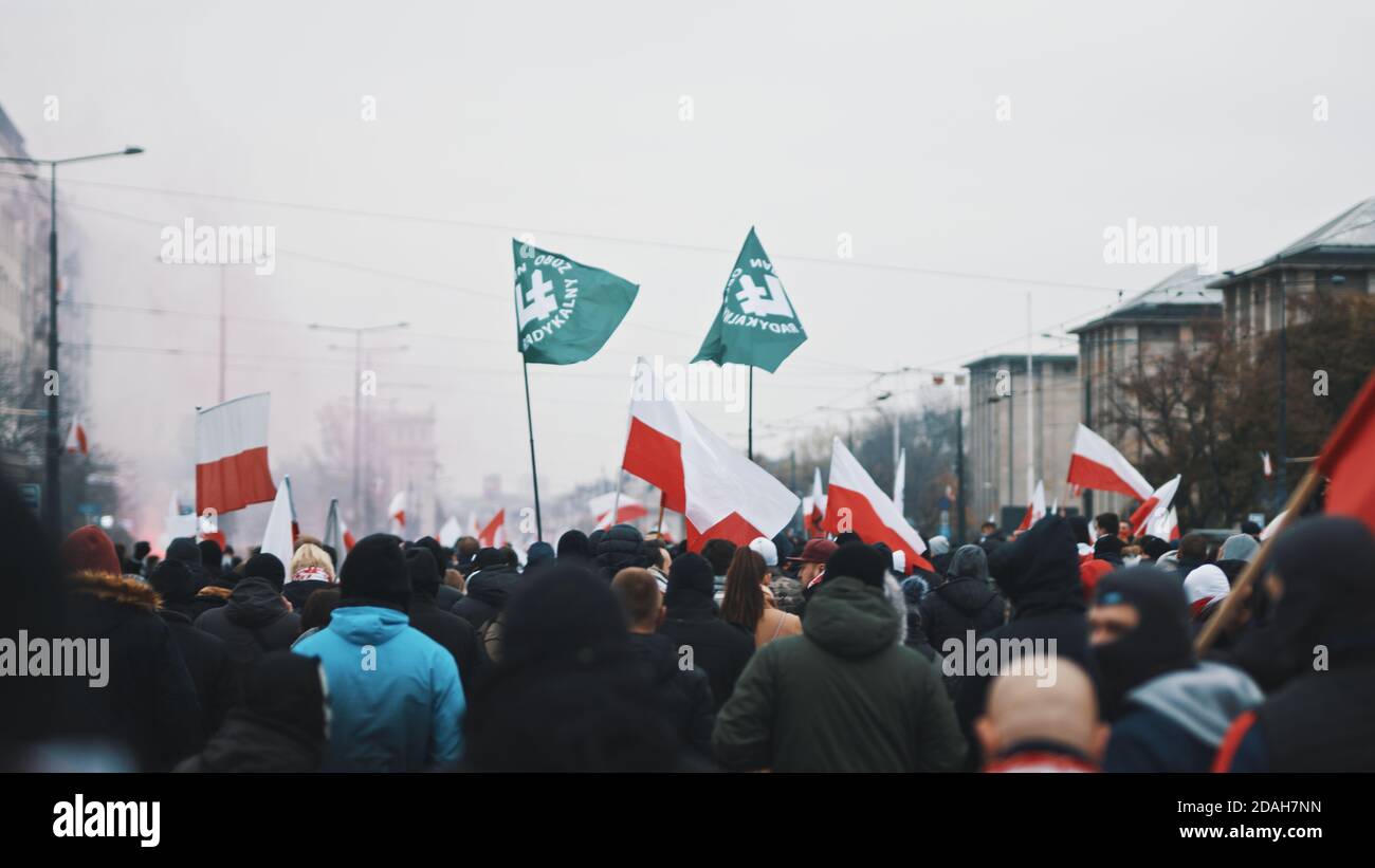 Warschau, Polen 11.11.2020 - Menschenmassen marschieren auf den Straßen am 102. Jahrestag des polnischen Unabhängigkeitstages. Hochwertige Fotos Stockfoto