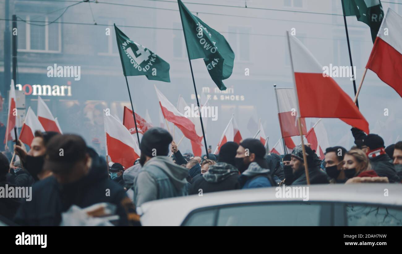 Warschau, Polen 11.11.2020 - Menschenmassen marschieren auf den Straßen am 102. Jahrestag des polnischen Unabhängigkeitstages. Hochwertige Fotos Stockfoto