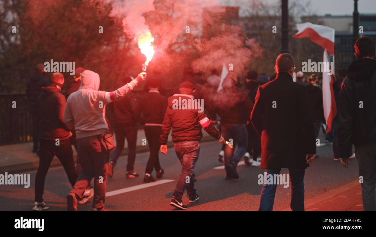 Warschau, Polen 11.11.2020 - Menschenmassen marschieren auf den Straßen am 102. Jahrestag des polnischen Unabhängigkeitstages. Hochwertige Fotos Stockfoto