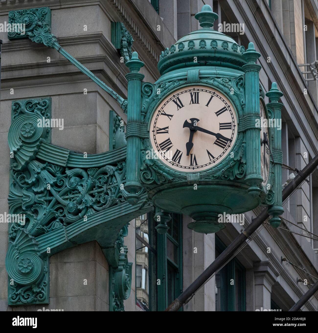 Marshall Field Kupfer-Metall-Uhr an der Ecke des Staates Straße und Washington Street in Chicago Stockfoto
