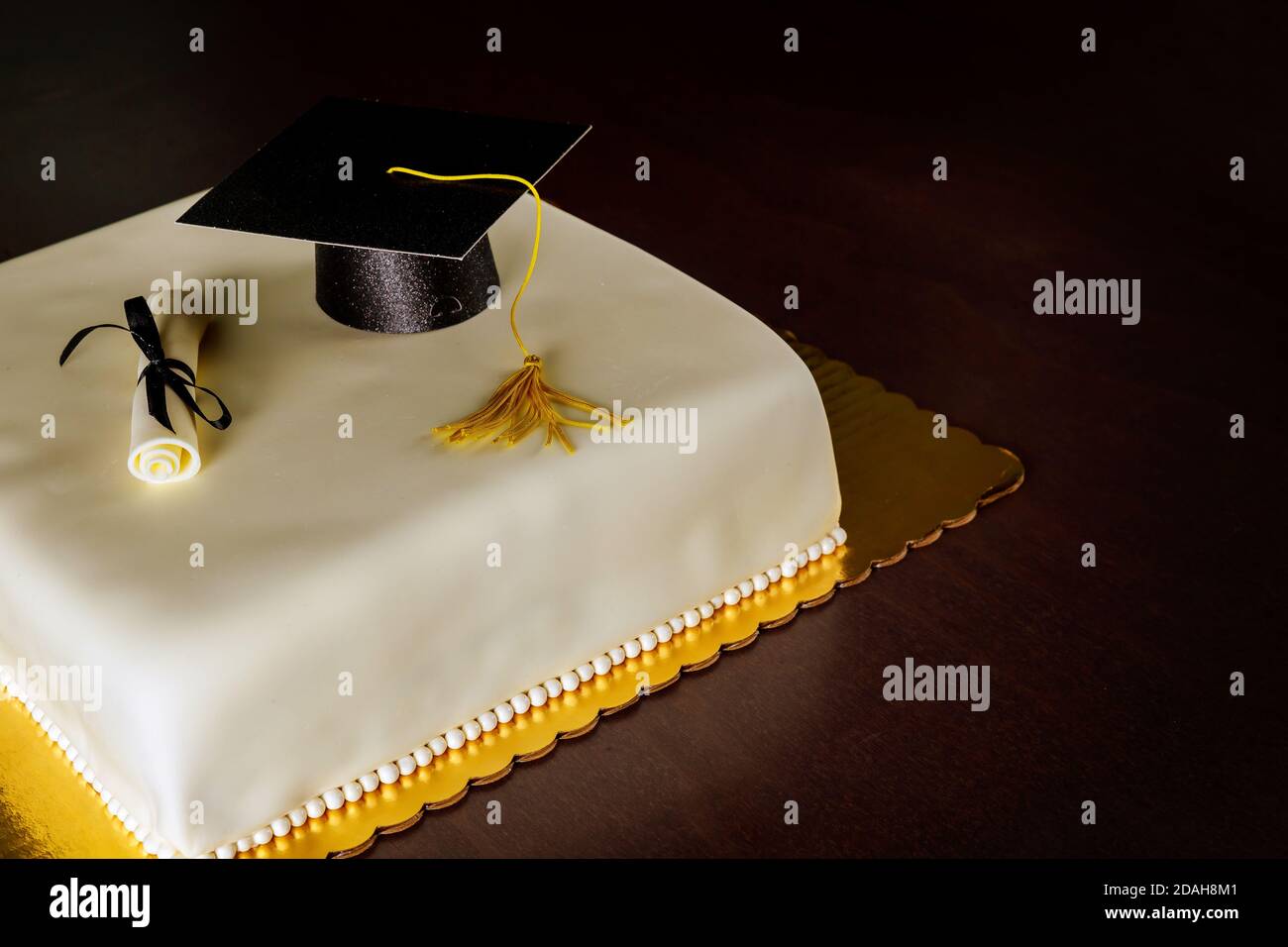 Graduation Fondant Kuchen mit Hut und Diplom-Dekoration für Party. Stockfoto