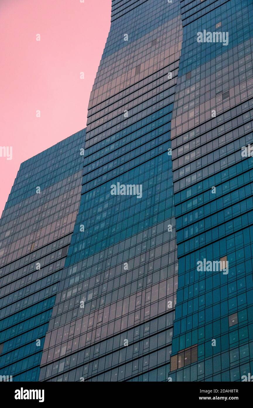 Wolkenkratzer aus farbigem Glas in Chicago bei Sonnenuntergang Stockfoto