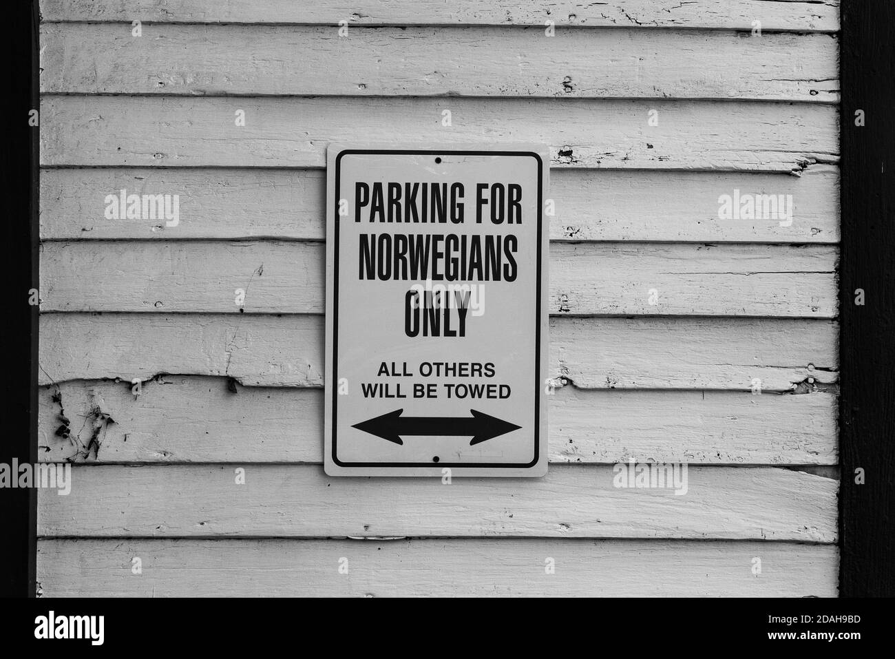 Parkplatz nur für Norweger Schild auf einem alten verlassenen Holz Gebäude Stockfoto