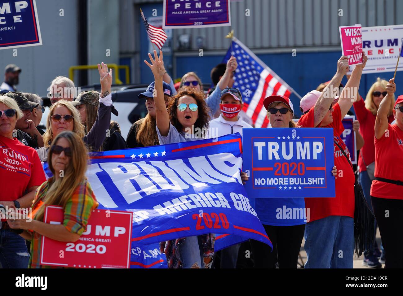 Präsident trump und Vizepräsident mike Pence Anhänger und joe biden und kamala harris Anhänger versammelten sich vor Aluminium-Gießerei zusammen. Stockfoto