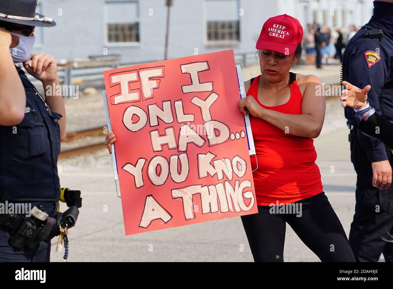 Präsident trump und Vizepräsident mike Pence Anhänger und joe biden und kamala harris Anhänger versammelten sich vor Aluminium-Gießerei zusammen. Stockfoto