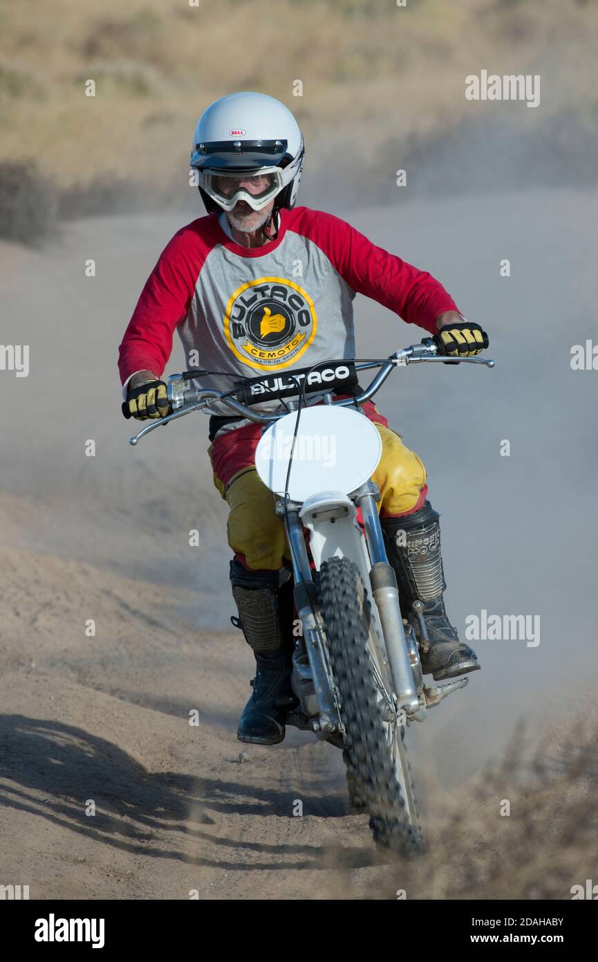 Radfahrer fahren ein Vintage Bultaco Dirt Bike Stockfoto