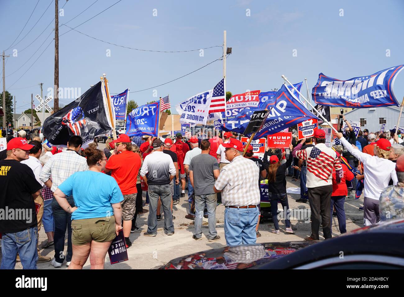 Präsident trump und Vizepräsident mike Pence Anhänger und joe biden und kamala harris Anhänger versammelten sich vor Aluminium-Gießerei zusammen. Stockfoto