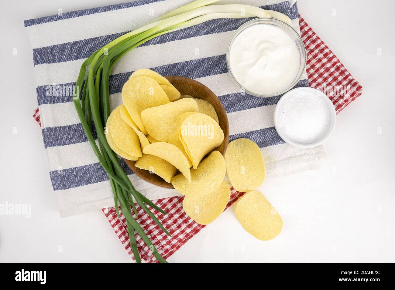 Pommes in einer Holzschüssel mit Sauerrahm und grüner Zwiebel. Stockfoto