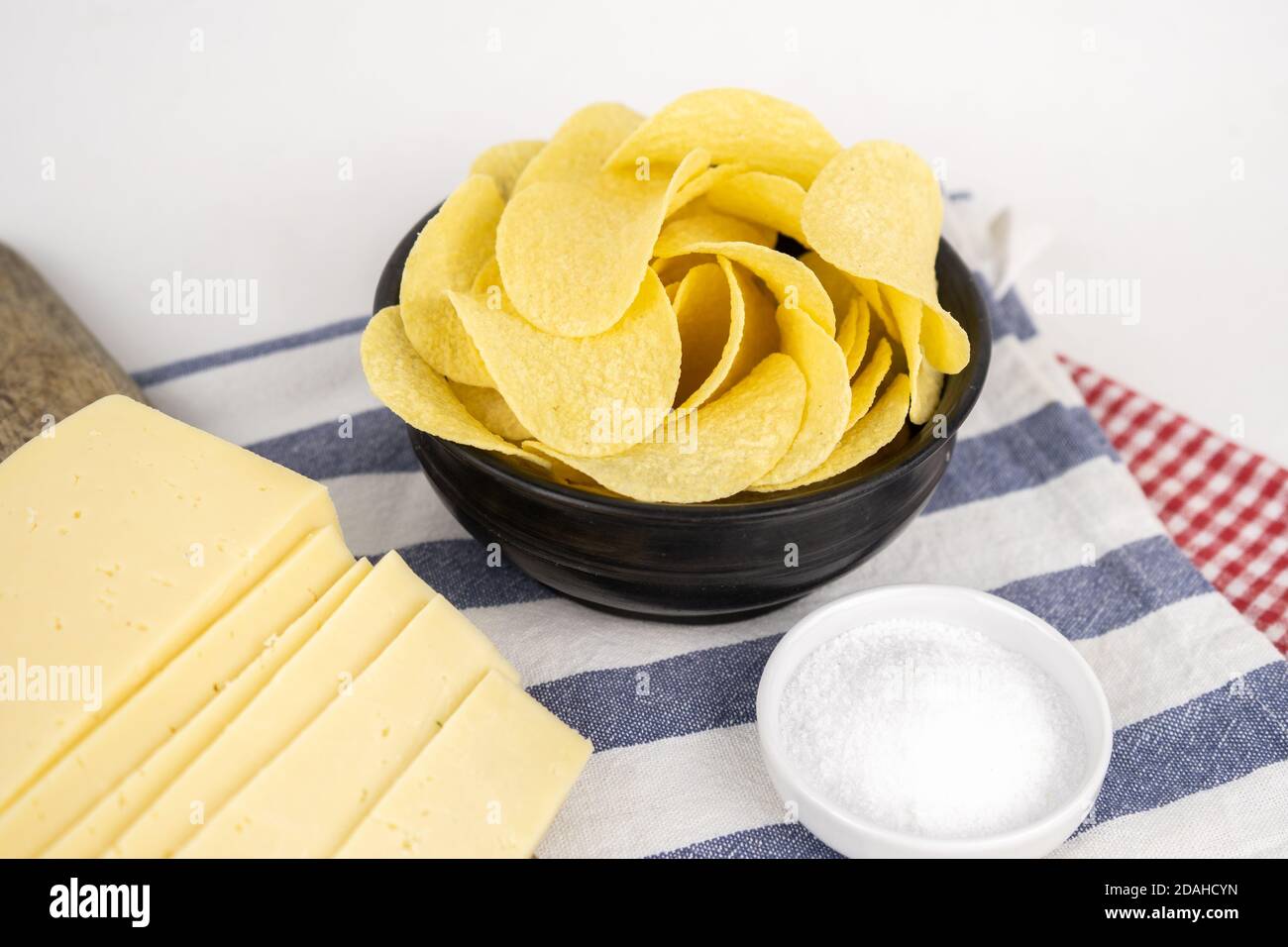 Pommes in einer Schüssel mit Käse und Salz Stockfoto