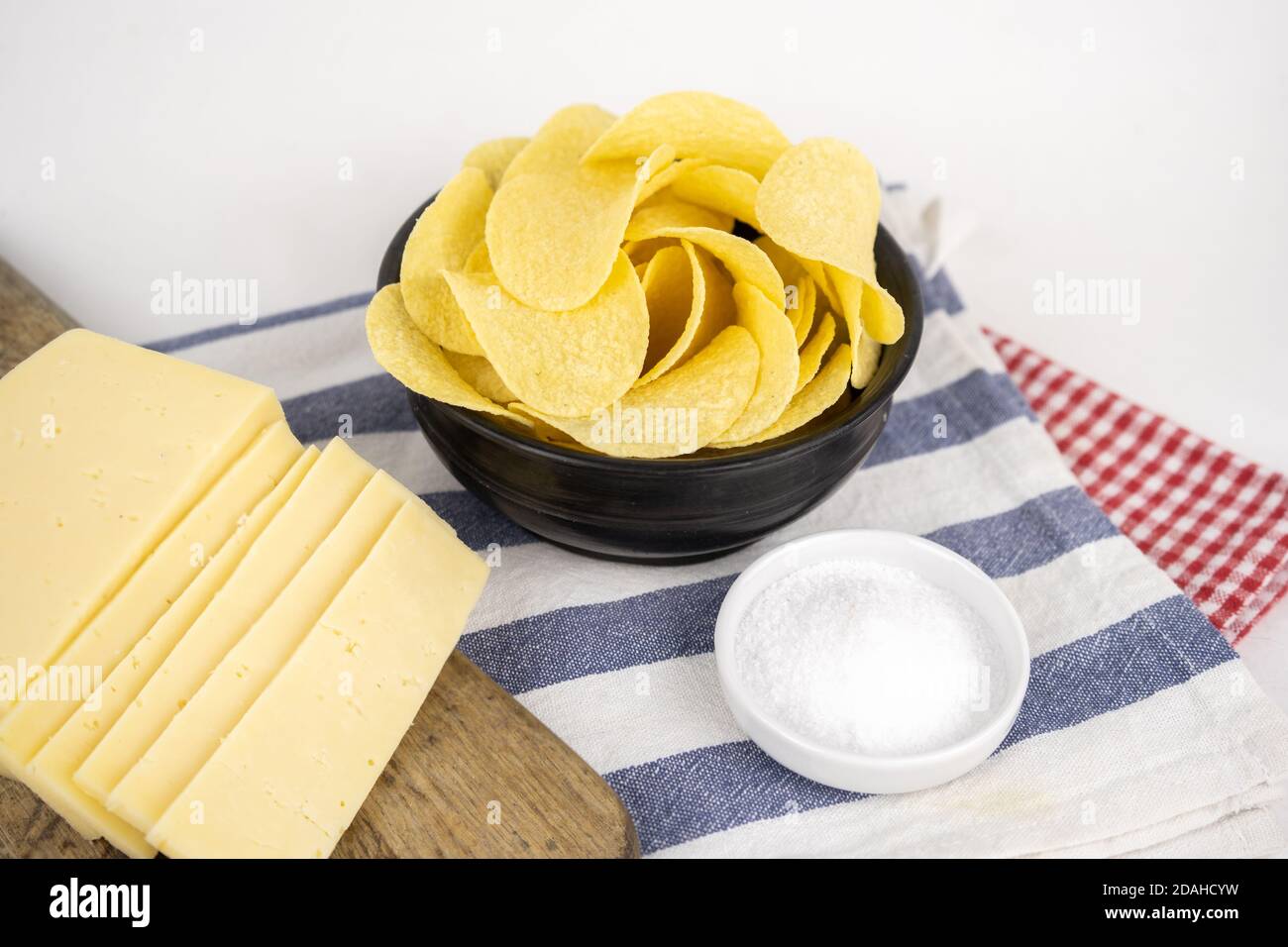 Pommes in einer Schüssel mit Käse und Salz Stockfoto