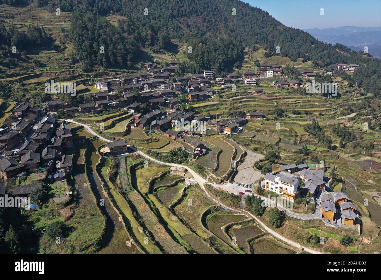 Leishan. November 2020. Luftaufnahme vom 12. November 2020 zeigt terrassenförmige Felder und Wohngebäude im Leigong Mountain National Forest Park im Leishan County in Qiandongnan Miao und der Autonomen Präfektur Dong, südwestlich der Provinz Guizhou in China. Quelle: Yang Ying/Xinhua/Alamy Live News Stockfoto