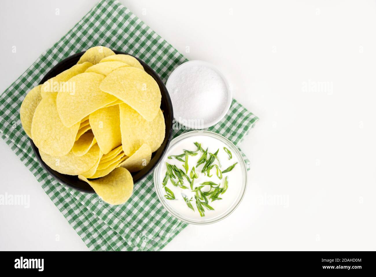 Pommes in einer Holzschüssel mit Sauerrahm und grüner Zwiebel. Stockfoto