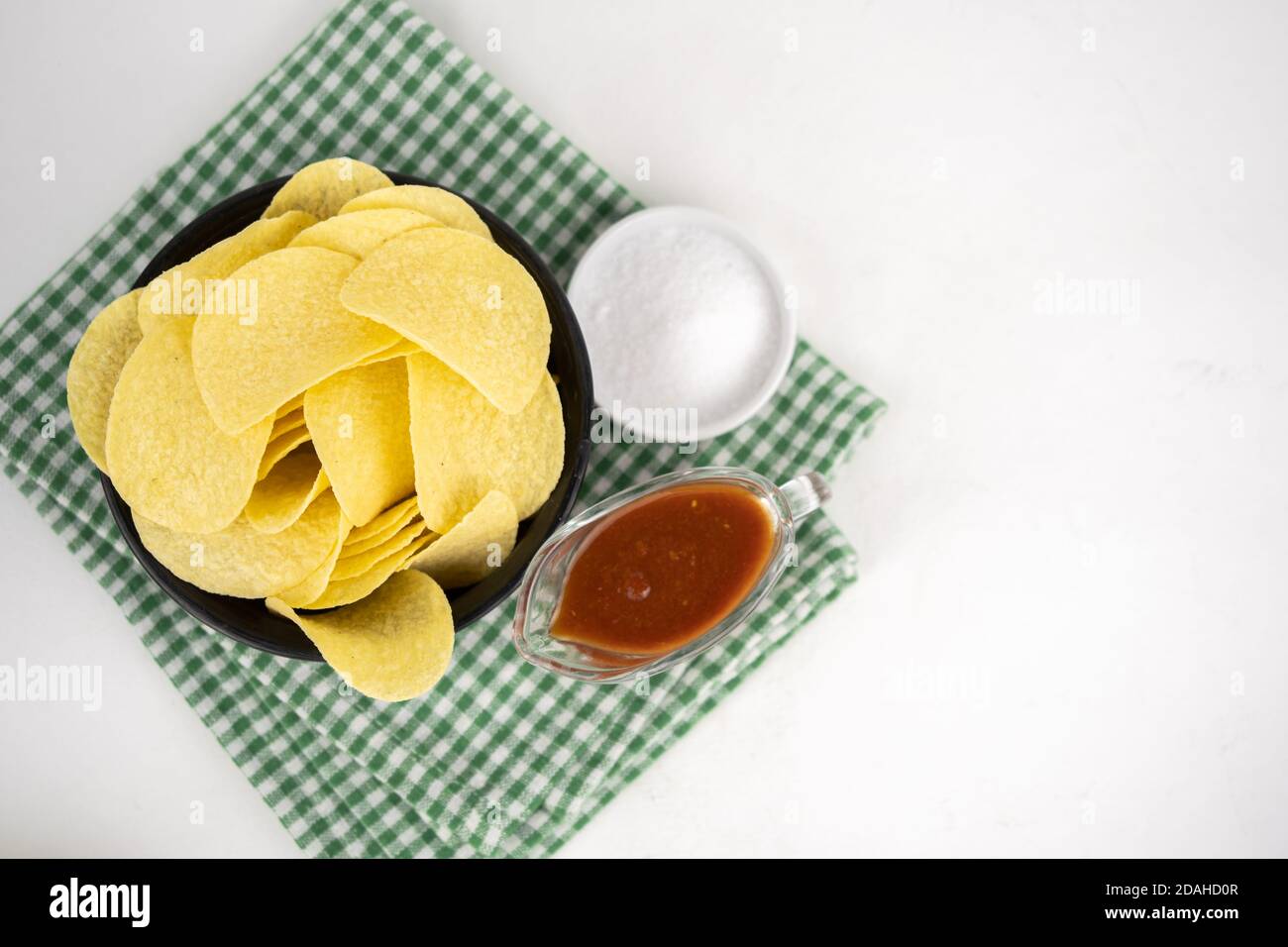 Pommes in einer Holzschüssel mit Grillsauce und Salz Stockfoto