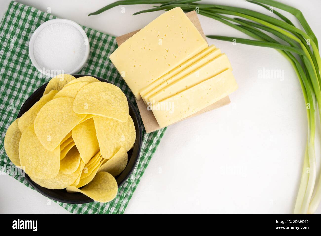 Chips mit verschiedenen Geschmacksrichtungen Konzept. Chips mit Käse auf einem Tisch. Platz auf weißem Hintergrund kopieren Stockfoto