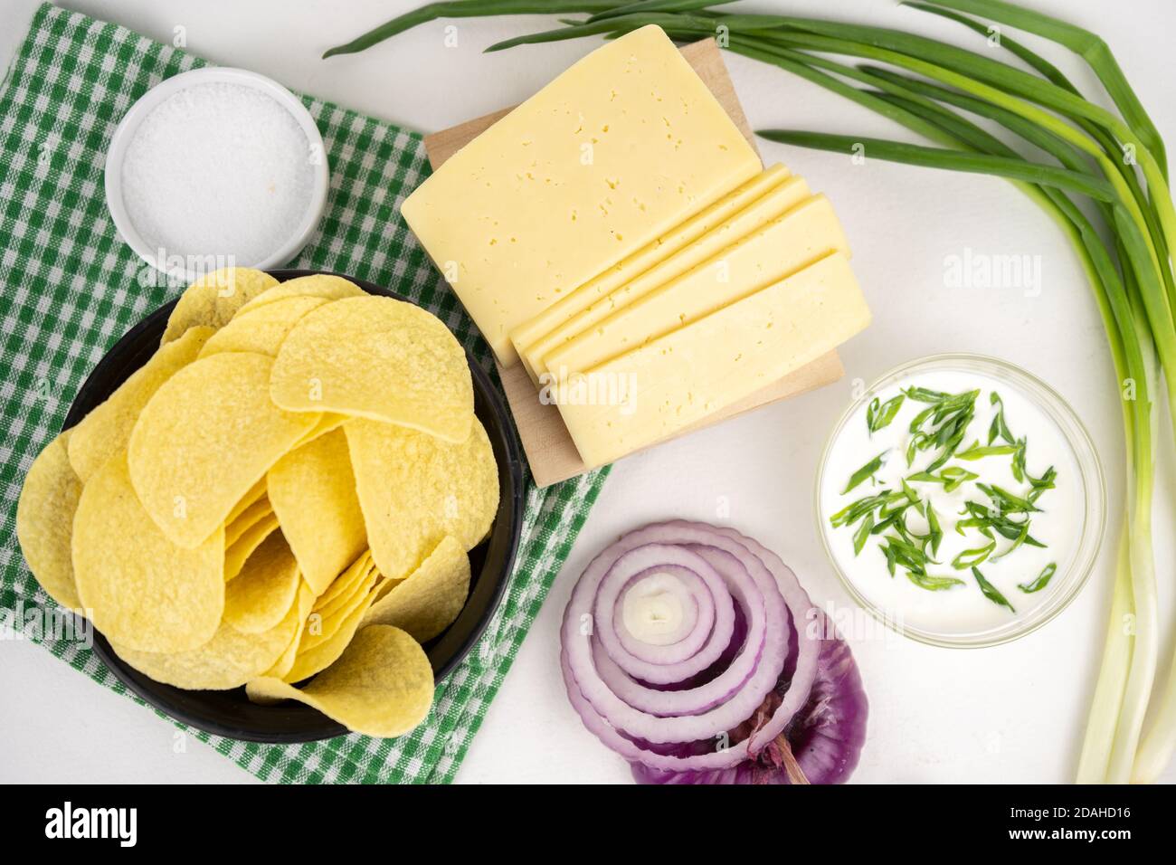 Chips mit verschiedenen Geschmacksrichtungen Konzept. Chips mit Käse, saurer Sahne-Sauce und grüne Zwiebel Stockfoto