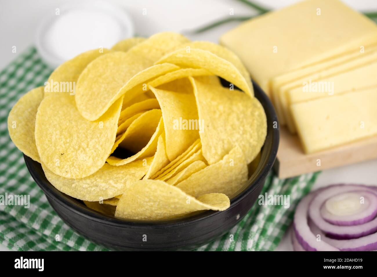 Chips mit verschiedenen Geschmacksrichtungen Konzept. Chips mit Käse, saurer Sahne-Sauce und grüne Zwiebel Stockfoto