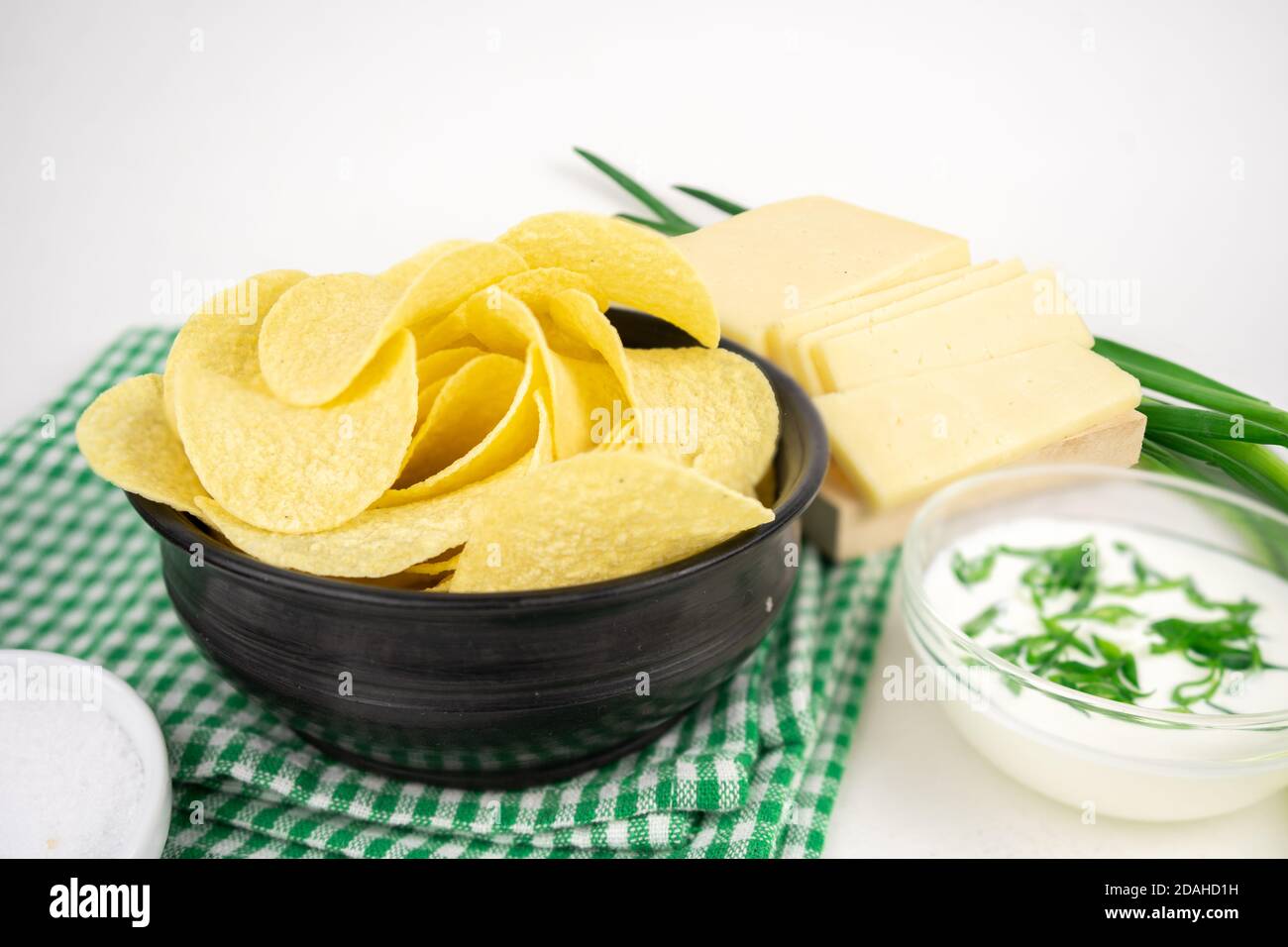 Chips mit verschiedenen Geschmacksrichtungen Konzept. Chips mit Käse, saurer Sahne-Sauce und grüne Zwiebel Stockfoto