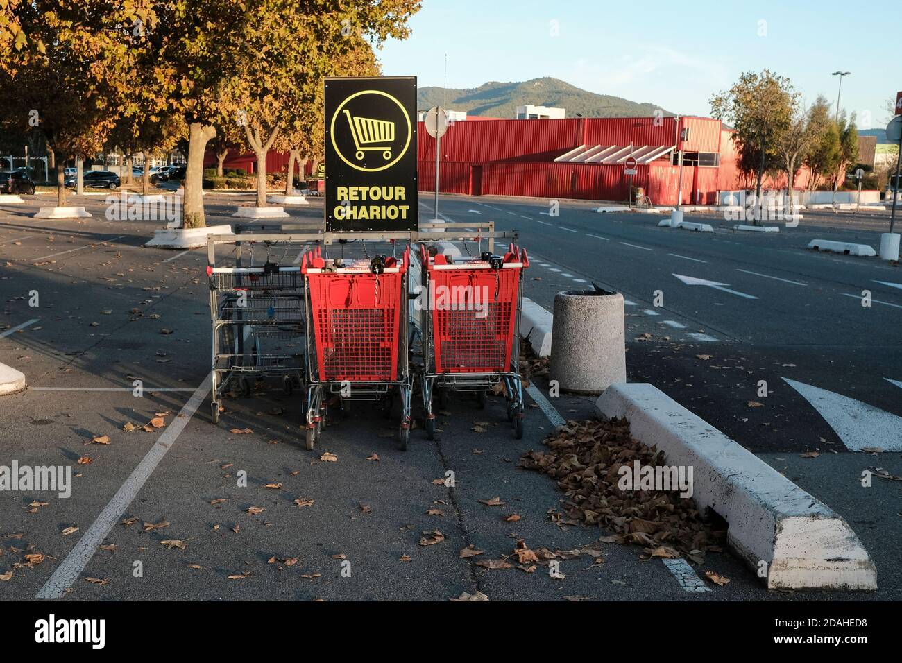 Die abgebrochenen Trolleys auf dem Auchan Parkplatz in Aubagne, Frankreich während der Coronavirus-Krise Stockfoto