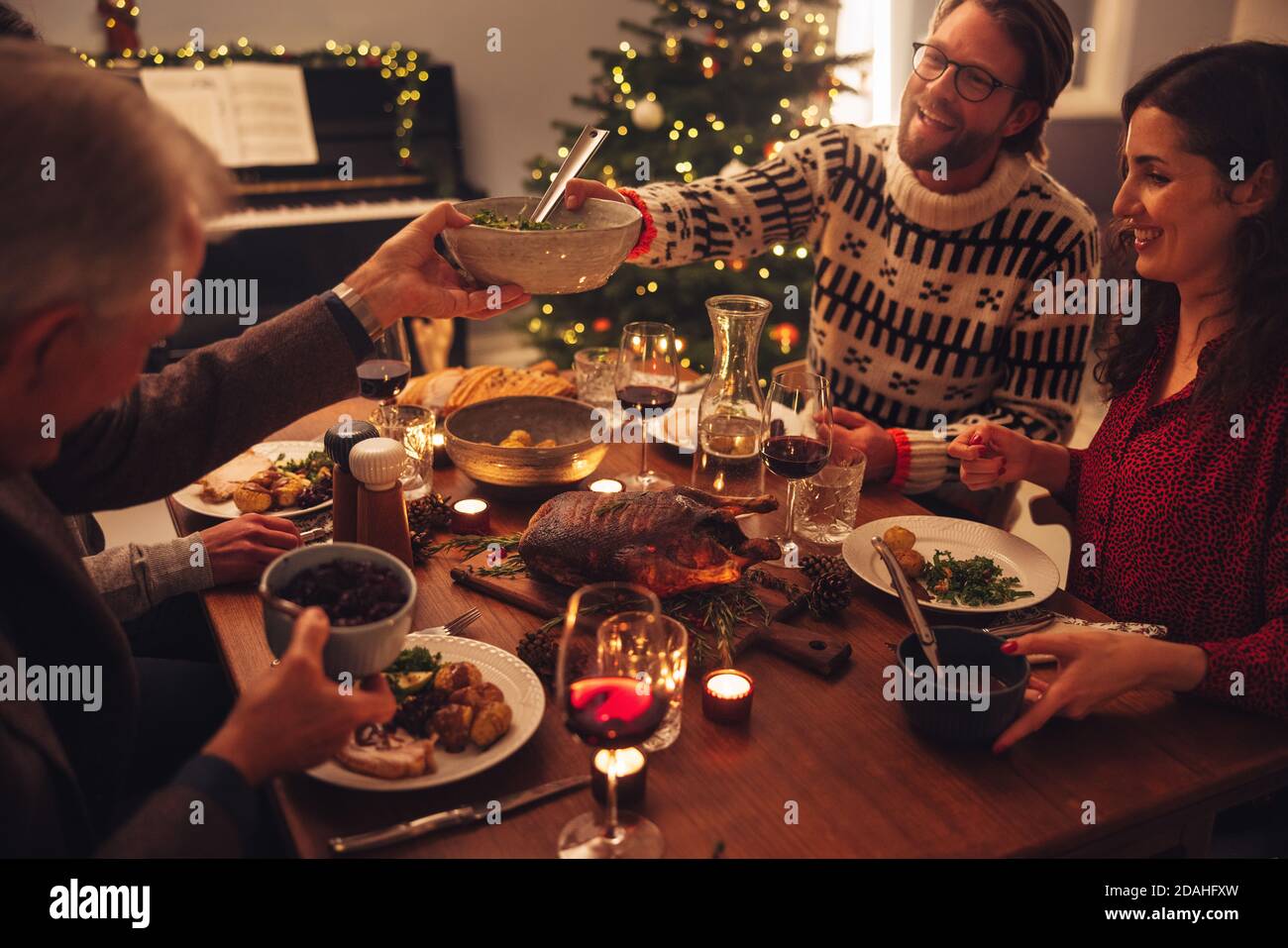 Familie mit einem Weihnachtsessen zusammen in ihrem Haus. Europäische Familie genießt Abendessen am Heiligabend. Stockfoto