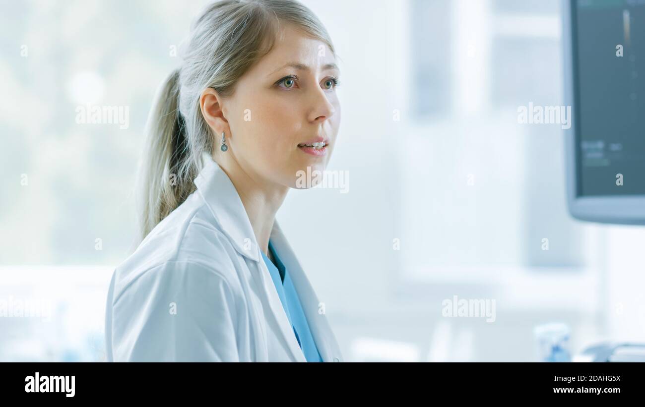 Im Krankenhaus, Portrait-Aufnahme des Geburtshelfers spricht über Schallwandler des Ultraschall-Sonogramms Screening Scanning Belly der schwangeren Frau. Stockfoto