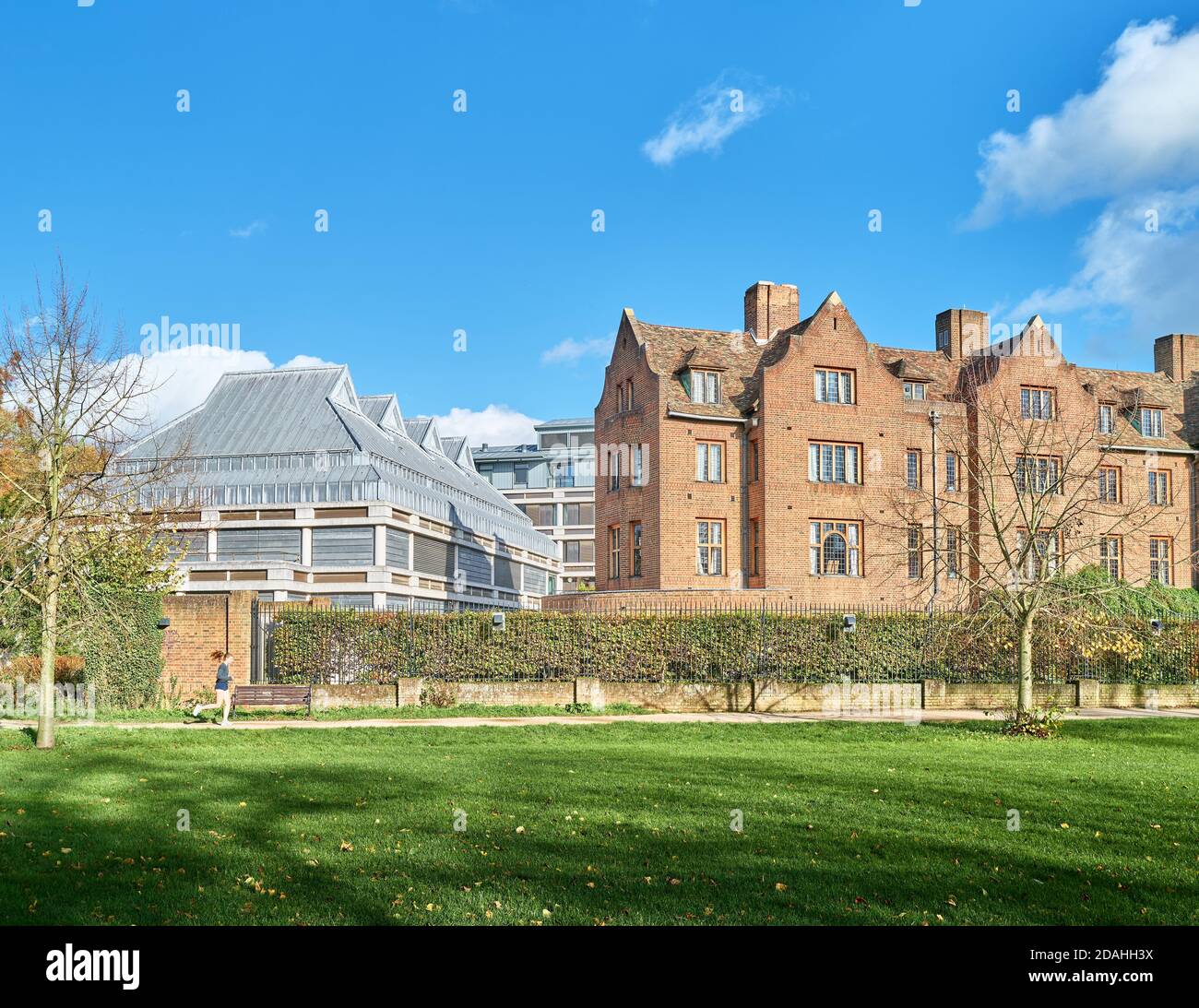 Kontrastierende Architekturstile an Queens' College, University of Cambridge, England, an einem sonnigen Herbsttag. Stockfoto