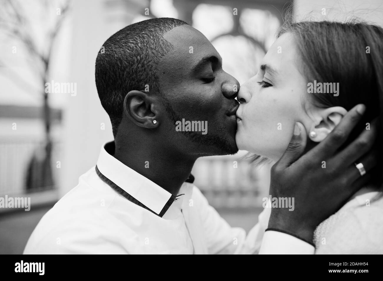 Glückliches multiethnisches Paar in Liebesgeschichte. Beziehungen von afrikanischem Mann und weißer europäerin. Stockfoto