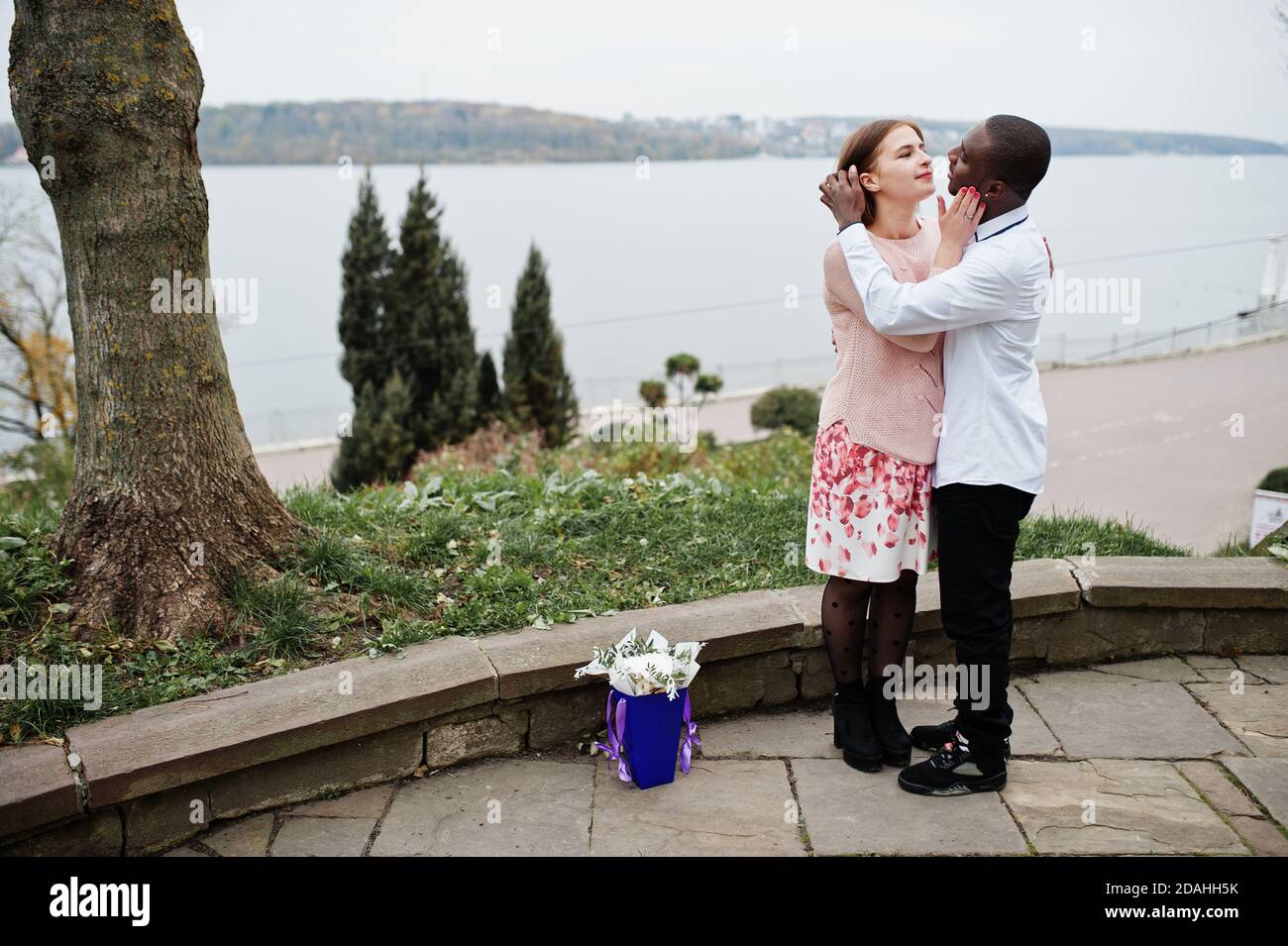 Glückliches multiethnisches Paar in Liebesgeschichte. Beziehungen von afrikanischem Mann und weißer europäerin. Stockfoto