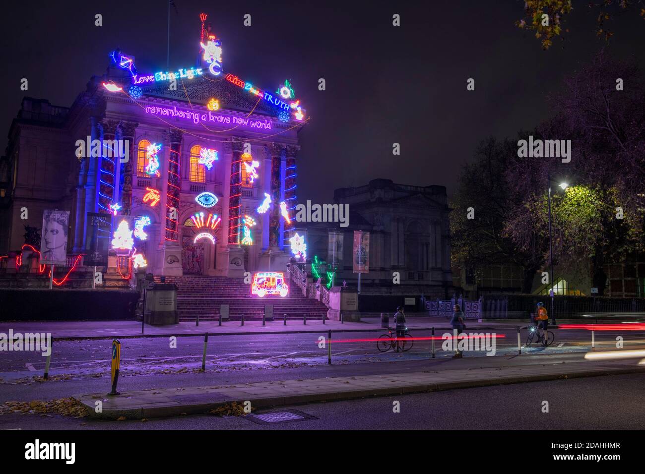 Tate Britain, London, Großbritannien. 13. November 2020. Die neue Tate Britain Winter Commission, die von der britischen Künstlerin Chila Kumari Singh Burman entworfen wurde, verbindet Stile und Materialien. Burmans feministische Praxis umfasst Druckgrafik, Malerei, Installation und Film. Aufbauend auf ihrem punjabischen Erbe und ihrem liverpudlianischen Hintergrund in der Arbeiterklasse untersucht Burmans Werk die Vielfalt südasiatischer Identitäten im britischen Kontext. Die diesjährige Winterkommission beginnt pünktlich zum Diwali, dem hinduistischen Lichterfest, am 14. November. Quelle: Malcolm Park/Alamy Live News. Stockfoto Tate Britain, London, Großbritannien. 13. November 2020. Die neue Tate Britain Winter Commission, die von der britischen Künstlerin Chila Kumari Singh Burman entworfen wurde, verbindet Stile und Materialien. Burmans feministische Praxis umfasst Druckgrafik, Malerei, Installation und Film. Aufbauend auf ihrem punjabischen Erbe und ihrem liverpudlianischen Hintergrund in der Arbeiterklasse untersucht Burmans Werk die Vielfalt südasiatischer Identitäten im britischen Kontext. Die diesjährige Winterkommission beginnt pünktlich zum Diwali, dem hinduistischen Lichterfest, am 14. November. Quelle: Malcolm Park/Alamy Live News. Stockfoto