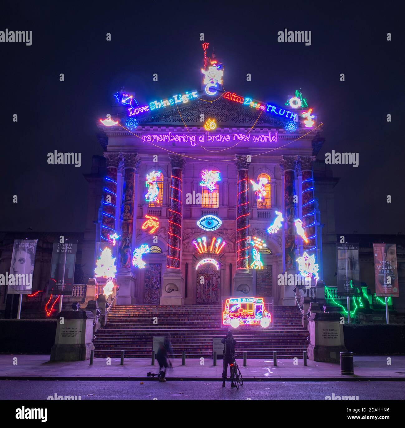 Tate Britain, London, Großbritannien. 13. November 2020. Die neue Tate Britain Winter Commission, die von der britischen Künstlerin Chila Kumari Singh Burman entworfen wurde, verbindet Stile und Materialien. Burmans feministische Praxis umfasst Druckgrafik, Malerei, Installation und Film. Aufbauend auf ihrem punjabischen Erbe und ihrem liverpudlianischen Hintergrund in der Arbeiterklasse untersucht Burmans Werk die Vielfalt südasiatischer Identitäten im britischen Kontext. Die diesjährige Winterkommission beginnt pünktlich zum Diwali, dem hinduistischen Lichterfest, am 14. November. Quelle: Malcolm Park/Alamy Live News. Stockfoto Tate Britain, London, Großbritannien. 13. November 2020. Die neue Tate Britain Winter Commission, die von der britischen Künstlerin Chila Kumari Singh Burman entworfen wurde, verbindet Stile und Materialien. Burmans feministische Praxis umfasst Druckgrafik, Malerei, Installation und Film. Aufbauend auf ihrem punjabischen Erbe und ihrem liverpudlianischen Hintergrund in der Arbeiterklasse untersucht Burmans Werk die Vielfalt südasiatischer Identitäten im britischen Kontext. Die diesjährige Winterkommission beginnt pünktlich zum Diwali, dem hinduistischen Lichterfest, am 14. November. Quelle: Malcolm Park/Alamy Live News. Stockfoto