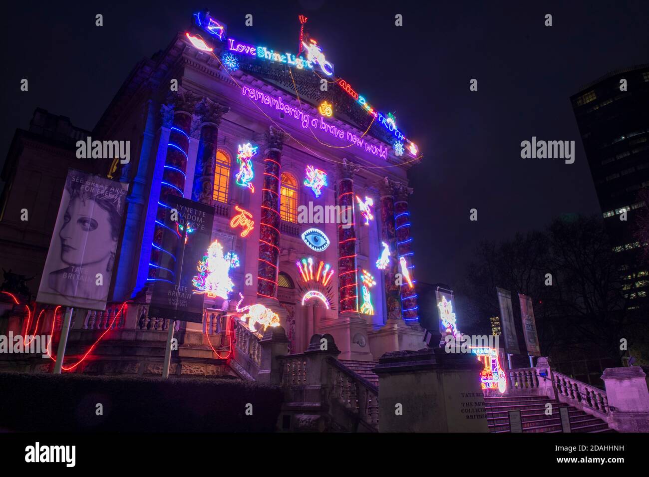 Tate Britain, London, Großbritannien. 13. November 2020. Die neue Tate Britain Winter Commission, die von der britischen Künstlerin Chila Kumari Singh Burman entworfen wurde, verbindet Stile und Materialien. Burmans feministische Praxis umfasst Druckgrafik, Malerei, Installation und Film. Aufbauend auf ihrem punjabischen Erbe und ihrem liverpudlianischen Hintergrund in der Arbeiterklasse untersucht Burmans Werk die Vielfalt südasiatischer Identitäten im britischen Kontext. Die diesjährige Winterkommission beginnt pünktlich zum Diwali, dem hinduistischen Lichterfest, am 14. November. Quelle: Malcolm Park/Alamy Live News. Stockfoto Tate Britain, London, Großbritannien. 13. November 2020. Die neue Tate Britain Winter Commission, die von der britischen Künstlerin Chila Kumari Singh Burman entworfen wurde, verbindet Stile und Materialien. Burmans feministische Praxis umfasst Druckgrafik, Malerei, Installation und Film. Aufbauend auf ihrem punjabischen Erbe und ihrem liverpudlianischen Hintergrund in der Arbeiterklasse untersucht Burmans Werk die Vielfalt südasiatischer Identitäten im britischen Kontext. Die diesjährige Winterkommission beginnt pünktlich zum Diwali, dem hinduistischen Lichterfest, am 14. November. Quelle: Malcolm Park/Alamy Live News. Stockfoto