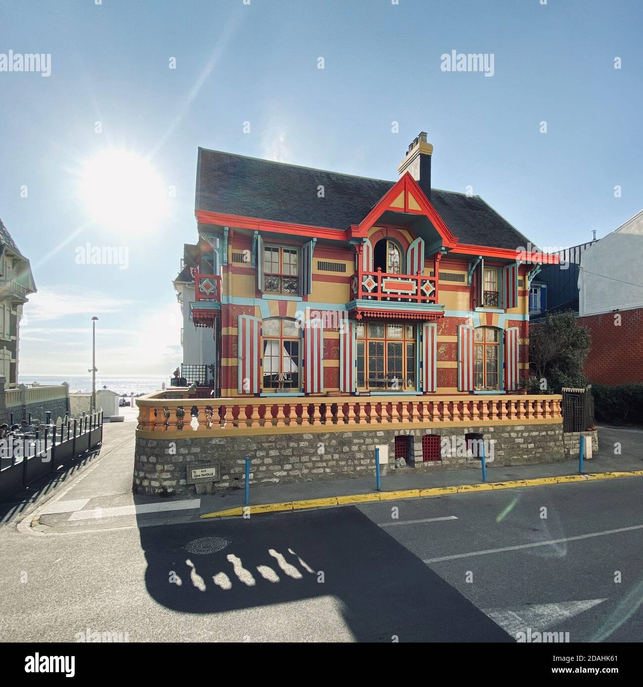 Wimereux, Fance, 13. AUGUST 2020 - Traditionelles und farbenfrohes Haus in Cote d'Opale, Pas-de-Calais, Nordsee Stockfoto